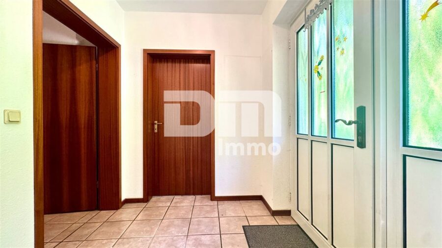 Charmantes Wohnglück - Ihr neues Zuhause mit Carport / Terrasse und großem Gartenbereich - EG Windfang